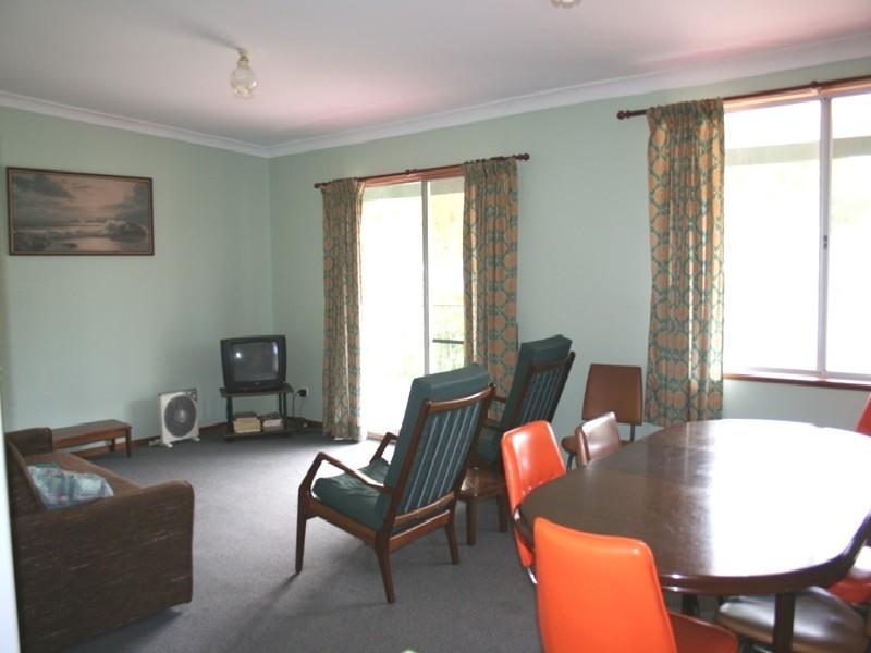 A HOME WITH STYLE! Picture 2