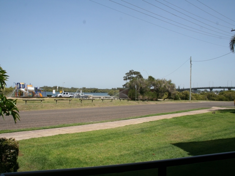 Beautifully Presented and Unique Waterfront Home Picture 2