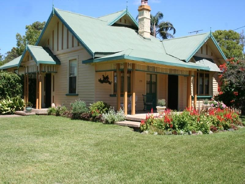 TIMELESS QUALITY IN IMMACULATE CONDITION Picture 1