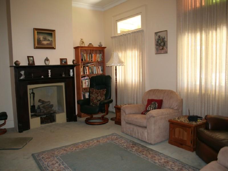 TIMELESS QUALITY IN IMMACULATE CONDITION Picture 2