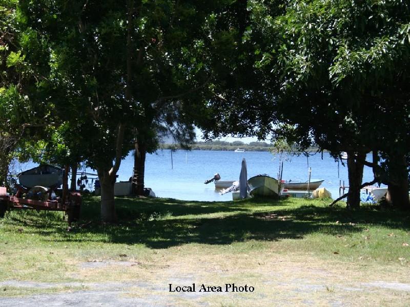NON-URBAN CLOSE TO WATER Picture 2