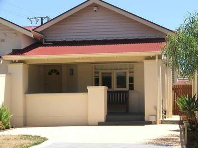 Superbly Renovated & Extended Semi-detached Villa Style Residence - sought after Beachside location Picture
