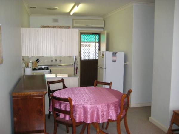 WELL PRESENTED UNIT WITH REAR YARD Picture 2