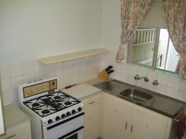 WELL PRESENTED UNIT WITH REAR YARD Picture 3