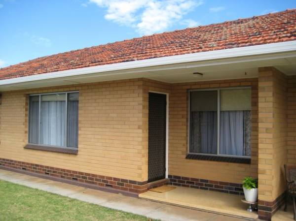 WELL PRESENTED UNIT WITH REAR YARD Picture 1