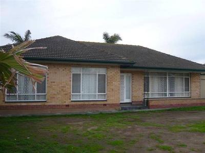 3 BEDROOMS - 2 BATHROOMS - SWIMMING POOL Picture