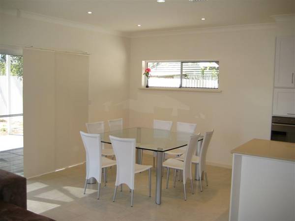 Sensational New Courtyard Home In Great Location Picture