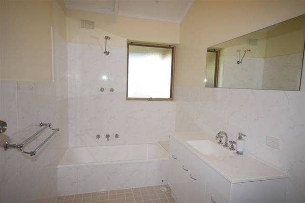 3 BEDROOMS + STUDY - UPDATED KITCH & BATHROOM Picture 2