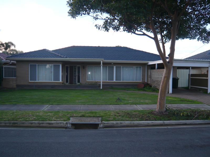 OPPOSITE CHILDRENS PLAYGROUND/PARK Picture 2