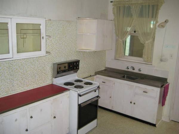 ORIGINAL 6 ROOM HOME WITH ENDLESS POTENTIAL - 771SQM PRIME ELEVATED LAND Picture