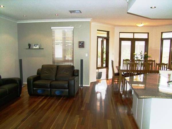 Style & Class - Outstanding Courtyard Home Picture