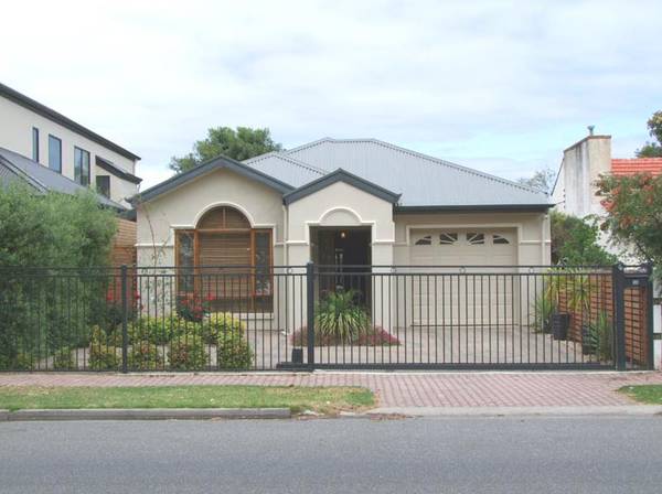 Style & Class - Outstanding Courtyard Home Picture