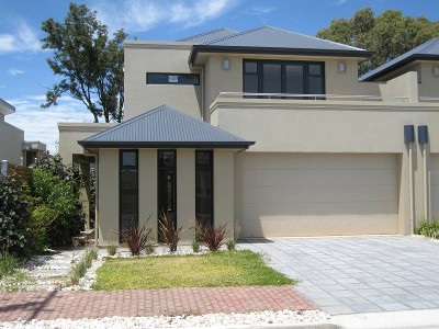 Luxury Contemporary Courtyard Living Picture