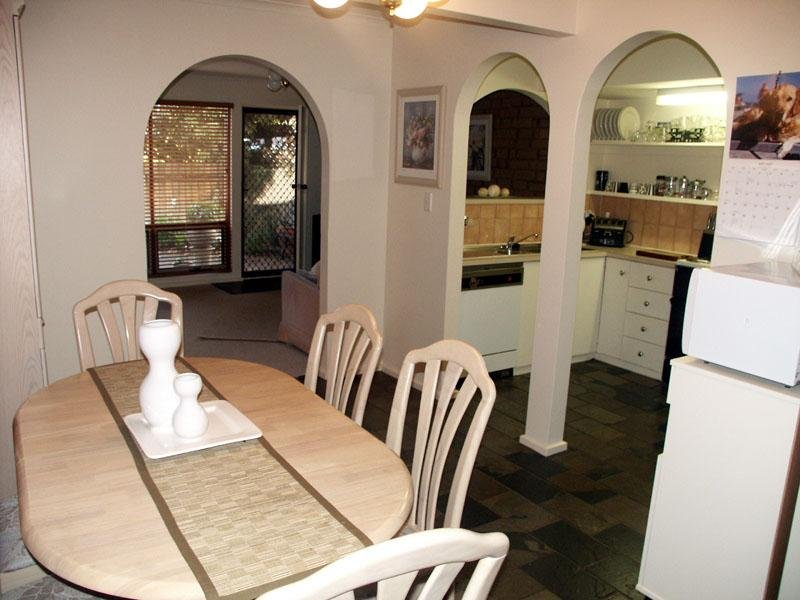 WELL MAINTAINED TOWNHOUSE Picture 3