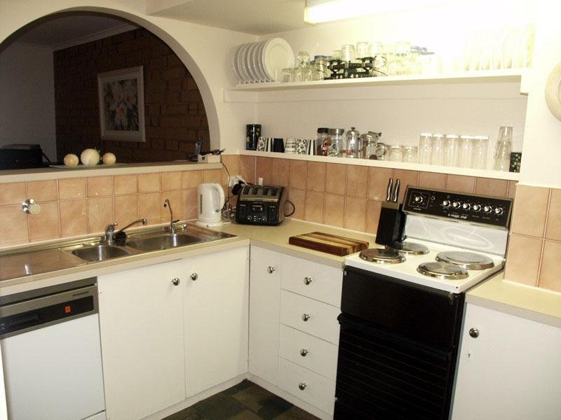 WELL MAINTAINED TOWNHOUSE Picture 2