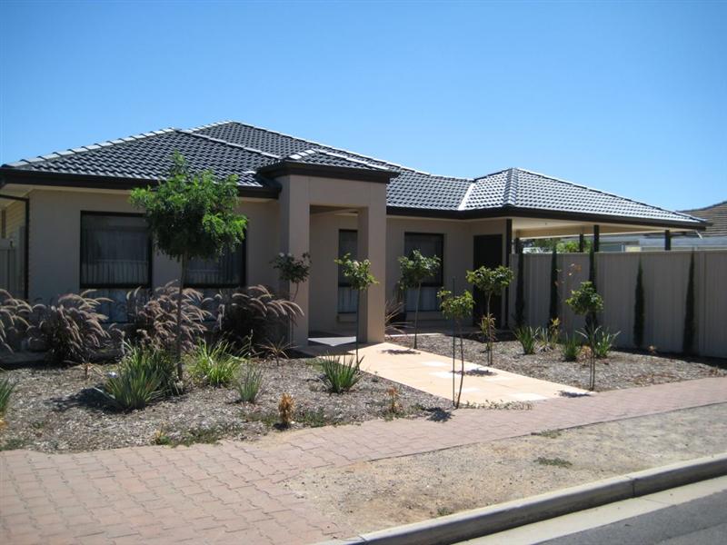 Substantial Family Home - Sparkling In-Ground Swimming Pool Picture 1