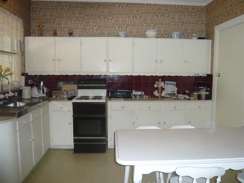 Large Family Home - 4 Bedrooms - 2 Bathrooms - Family Room Picture 3