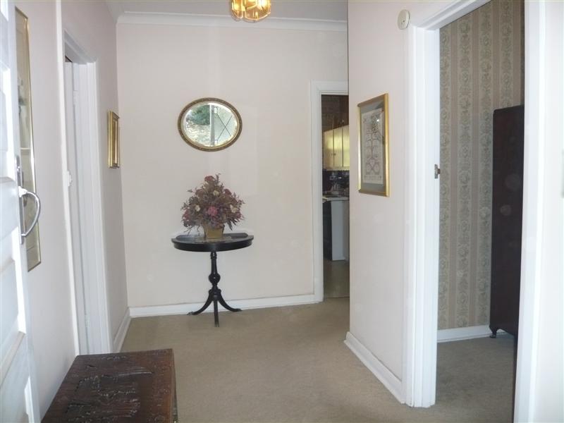 Large Family Home - 4 Bedrooms - 2 Bathrooms - Family Room Picture 2