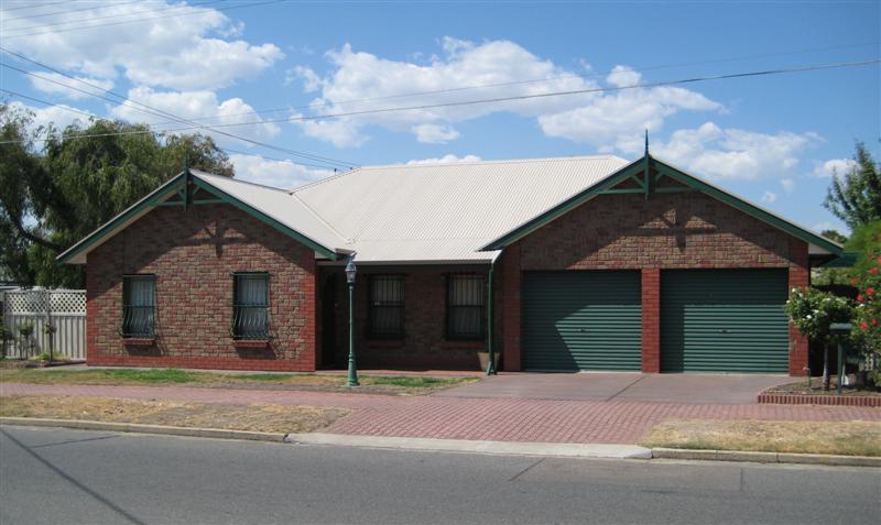Immaculate Courtyard Home with Double Garaging Picture 1