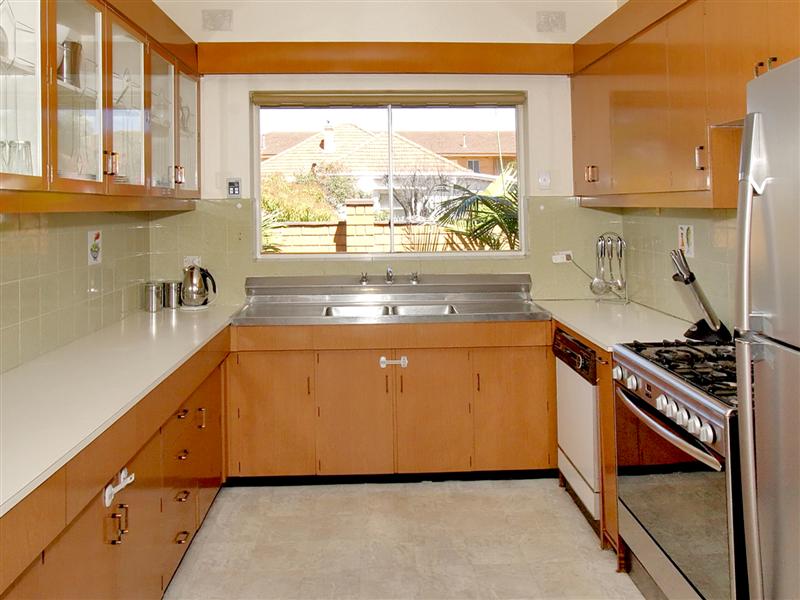 SUBSTANTIAL FAMILY HOME - 4 BEDROOMS PLUS FAMILY ROOM - DOUBLE GARAGE - CORNER BLOCK
(770m2 approx) - STYLISH PRESENTAT Picture 2