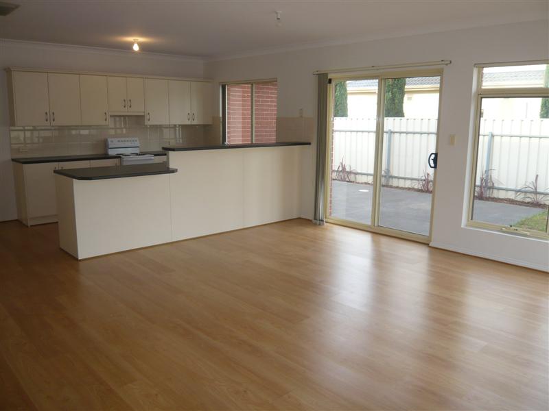 Spacious Modern Courtyard Home -Very Close To The
Beach Picture 3
