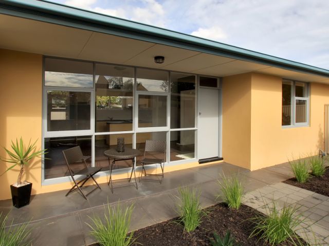 Street Frontage Homette - Huge Front & Rear Yards Picture 1