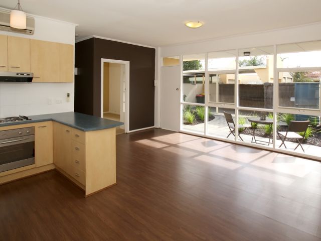Street Frontage Homette - Huge Front & Rear Yards Picture 3