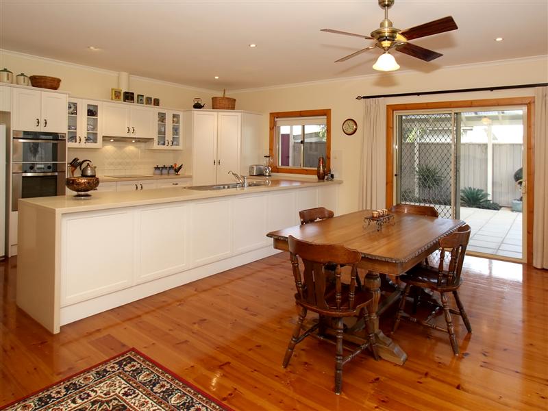 Grand Character Bungalow - Superb Period Features - High Calibre Rear Extension - Large Block of Some 928m2 - 7 Main Roo Picture 3