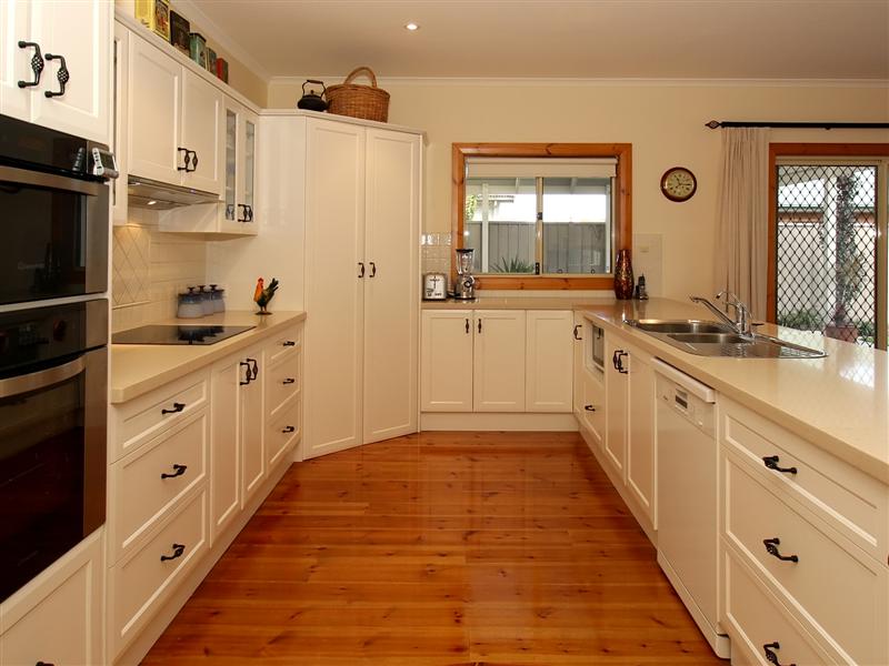 Grand Character Bungalow - Superb Period Features - High Calibre Rear Extension - Large Block of Some 928m2 - 7 Main Roo Picture 2