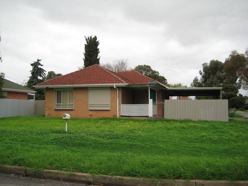 Large Family Home Close to Shopping Picture