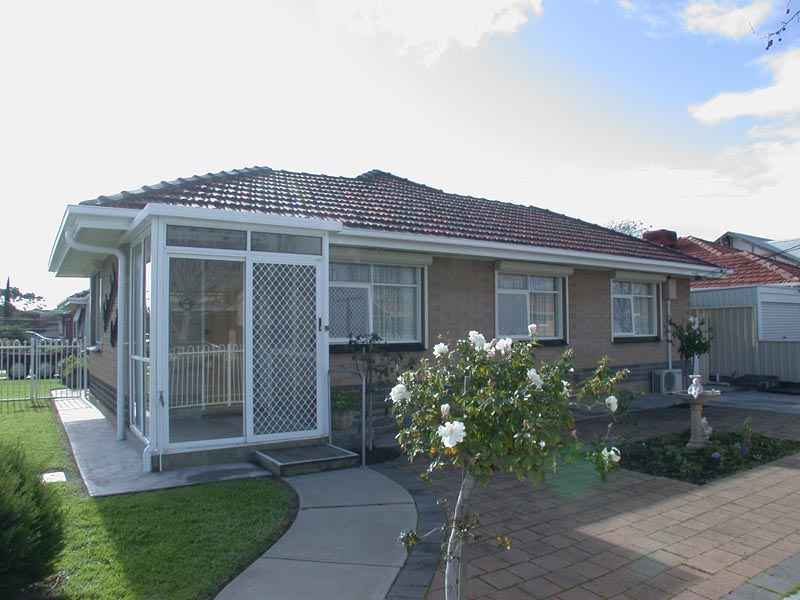 Front Homette in Prime Location - 2 Bedrooms - Modern Kitchen - Modern Bathroom Picture 2