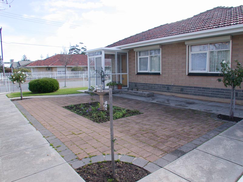 Front Homette in Prime Location - 2 Bedrooms - Modern Kitchen - Modern Bathroom Picture 3