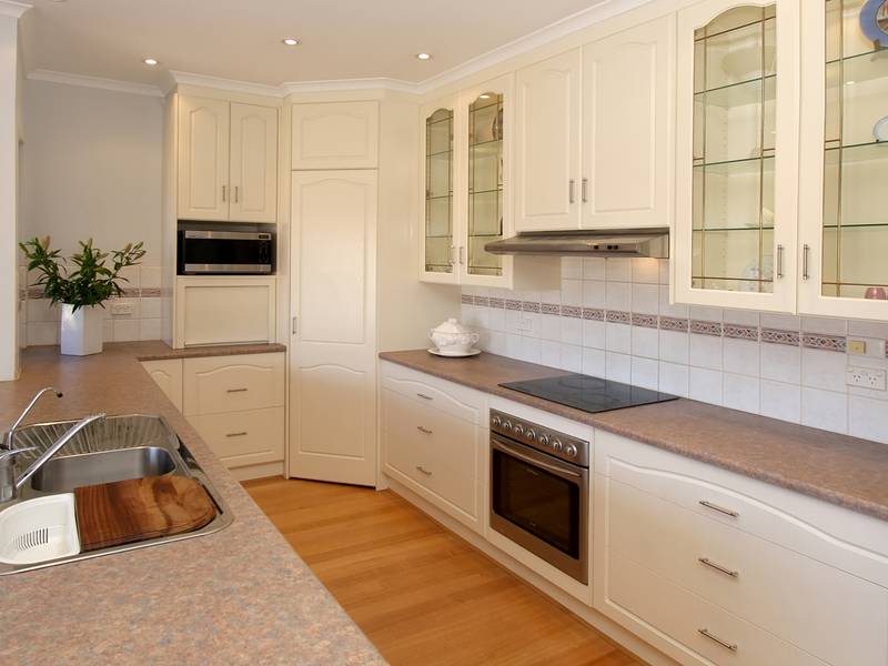 RENOVATED CHARACTER HOME WITH SPARKLING INGROUND POOL Picture 3