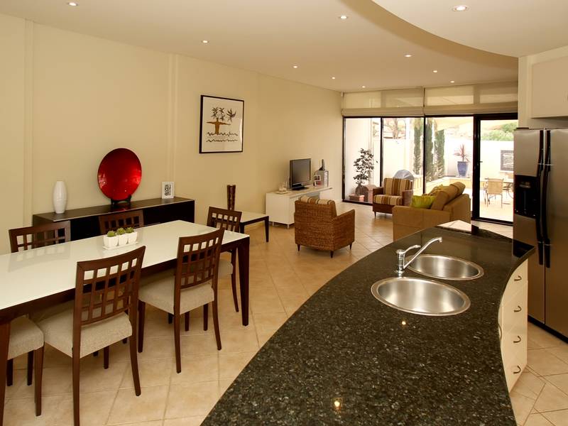 Sensational Sea & Coastal Views - Luxury 3 Storey Home Picture 2