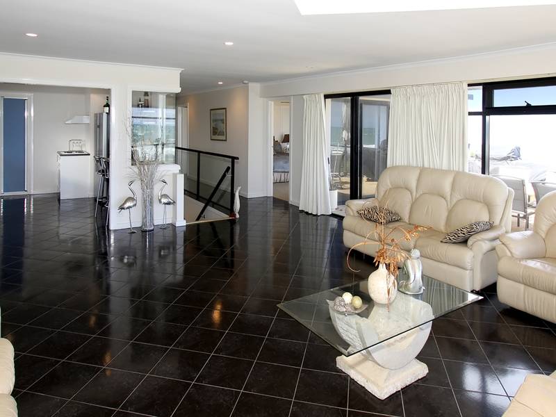 Imposing Beachside Residence Picture 3