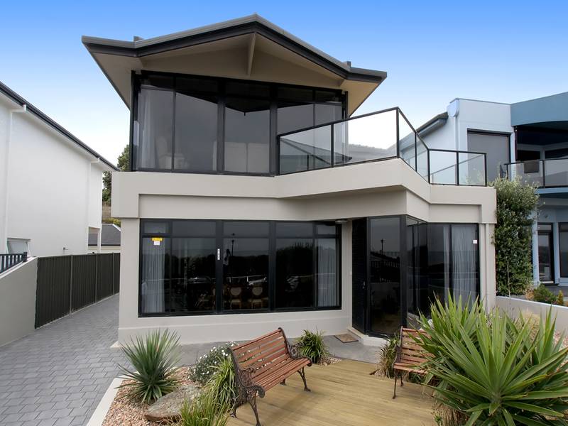 Imposing Beachside Residence Picture 1