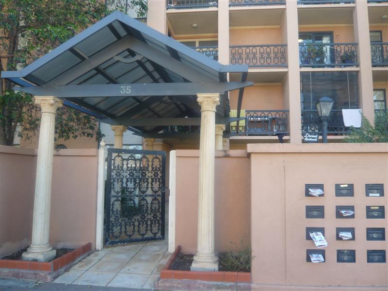 STYLISH APARTMENT - CITY VIEWS Picture 1