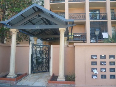 STYLISH APARTMENT - CITY VIEWS Picture