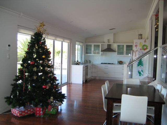 Large Executive Family Home with Swimming pool Picture 3