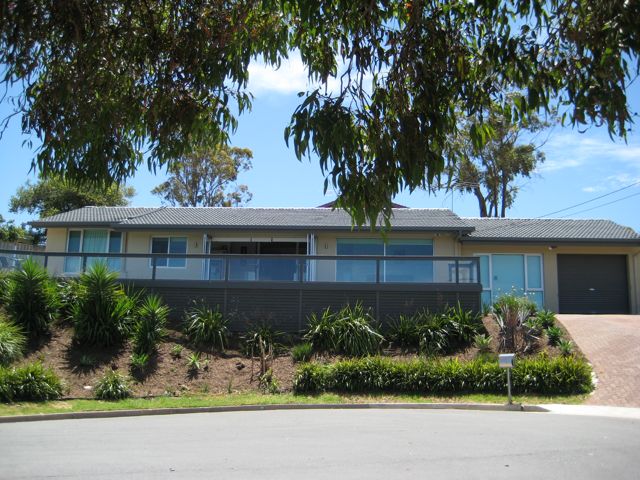 Large Executive Family Home with Swimming pool Picture 1