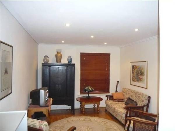 1 Bedroom Ground Floor Unit - Metres To Beach Picture 3
