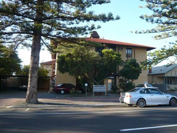 1 Bedroom Ground Floor Unit - Metres To Beach Picture 1