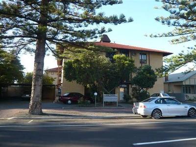1 Bedroom Ground Floor Unit - Metres To Beach Picture