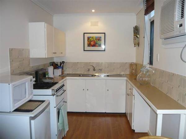 1 Bedroom Ground Floor Unit - Metres To Beach Picture 2