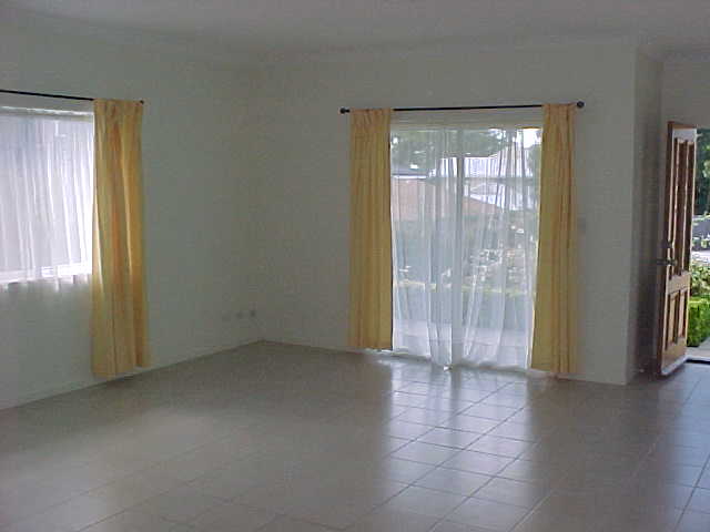 Modern lowset Home Picture 2