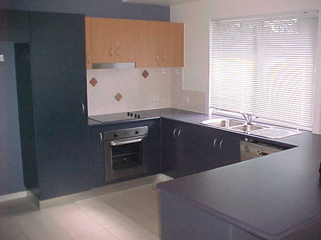 Modern lowset Home Picture 3