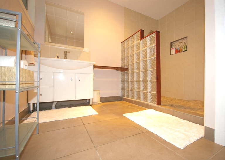 You Will Be Impressed with this Funky Modern Home in Birkdale Picture 2