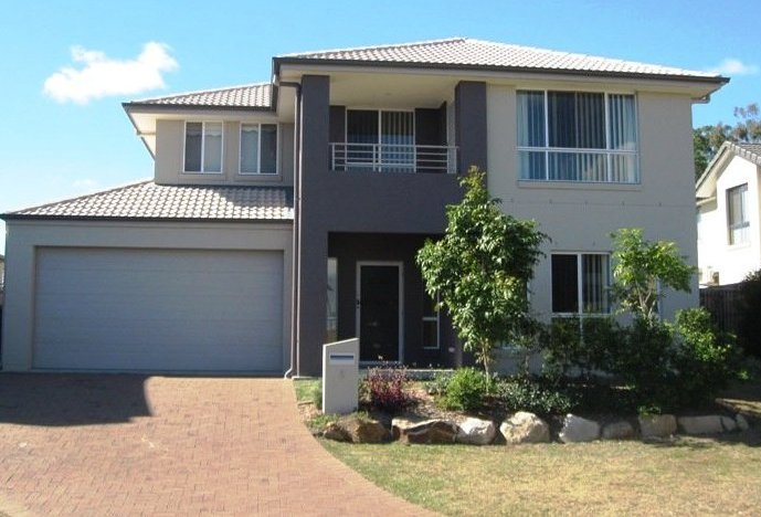 Spacious Executive Living with Views to the City... Picture 1