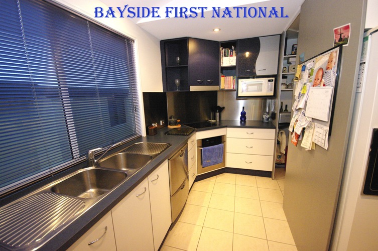 Stunning and Sophisticated Waterfront Home Picture 3