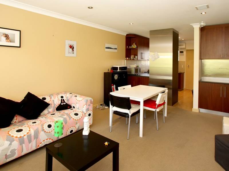 Trendy Unit In Convenient Location Picture 2